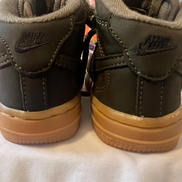 Nike AIR FORCE 1 Kids Army Green Sneakers with Tan Soles Size 6C - Picture 6 of 7